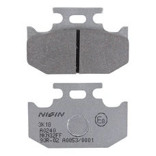PLAQUETTE DE FREIN NISSIN POUR YAMAHA 125 YZF-R125 2019> AR, 125 XSR 2021> AR, 125-250 YZ 1990>1997 AR / KAWASAKI 125-250 KX 1989>1994 AR / SUZUKI 250 DR Z 2001>2007 AR (A0240) (SEMI METAL)  -ECE R90-