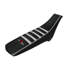COUVRE/HOUSSE DE SELLE 50 A BOITE KRM PRO RIDE POUR DERBI 50 SENDA 2018>/GILERA 50 SMT, RCR 2018>/APRILIA 50 SX, RX 2018> NOIR/BLANC