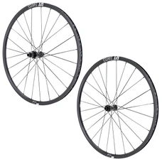 ROUES ROUTE DISQUE 700 DT SWISS P1800/23 PERFORMANCE TUBELESS READY CENTERLOCK AXE TRAVERSANT 12/142 ET 12/100mm SHIMANO 11/10V NOIR (HAUTEUR JANTE 23mm) JANTE 18C (VENDU A LA PAIRE) (OFFRE SPECIALE)