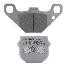 PLAQUETTE DE FREIN NISSIN POUR PEUGEOT 50 KISBEE AV, TKR AV, TREKKER AV/APRILIA 50-125 RS4 AR, 125 RX 2018> AR /DERBI 50 SENDA DRD RACING 2011> AR/FANTIC 50 CABALLERO AR  (A0340) (SEMI METAL)  -ECE R90-